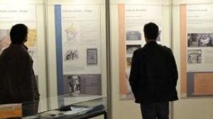 Zeigt Bild der Ausstellung Zeigt Bild der Ausstellung mit Ausstellungstafeln und Besuchern